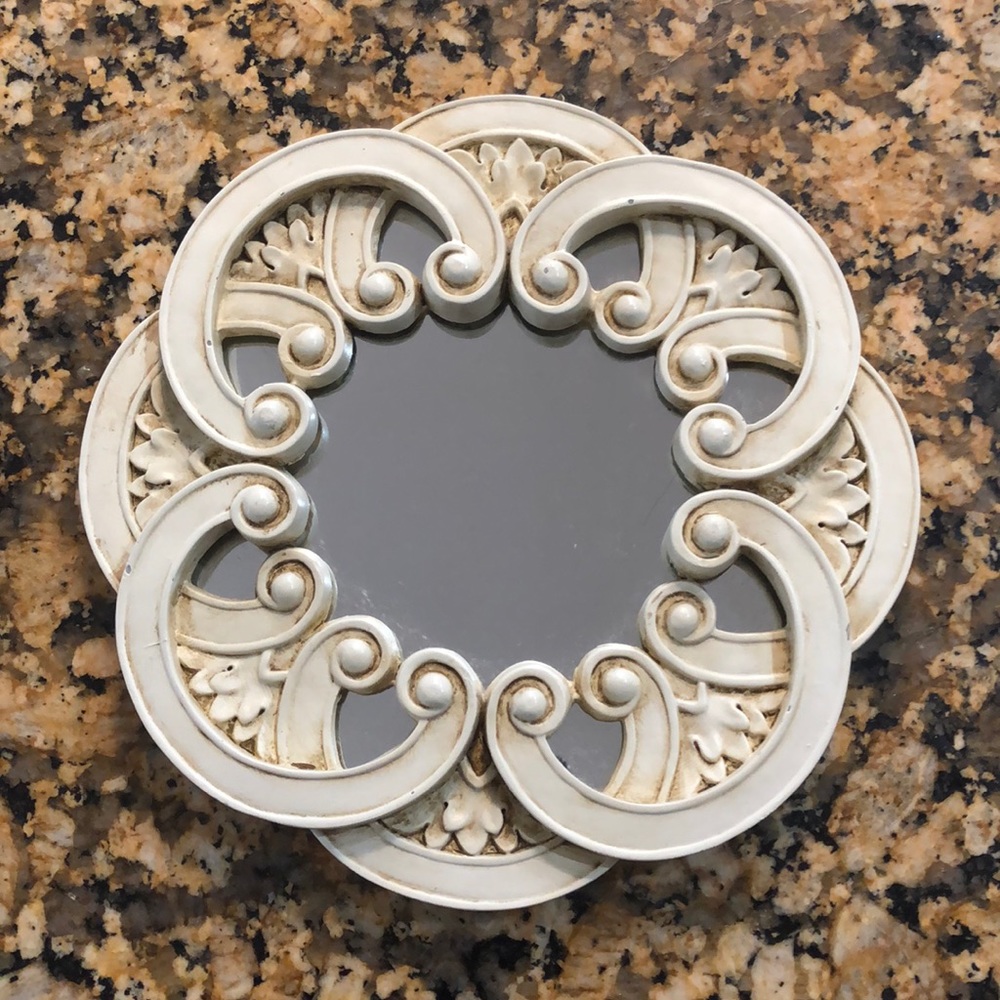 Mirror with removable back (2 clips broken)
